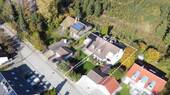 Luftansicht - Elegante Doppelhaushälfte mit praktischer Einliegerwohnung und Doppelgarage