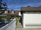 Doppelgarage und Hausansicht - 