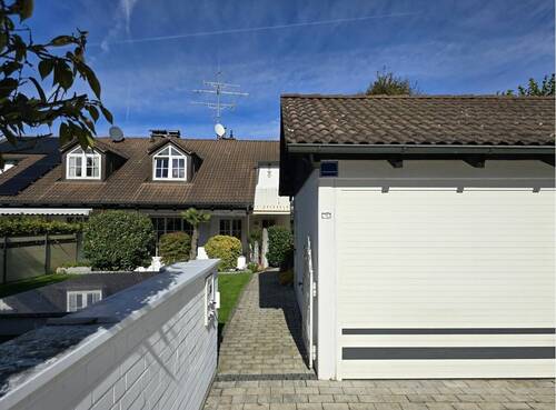 Doppelgarage und Hausansicht - 