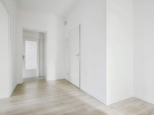 Flur b - 4 Zimmer Etagenwohnung in Neustadt