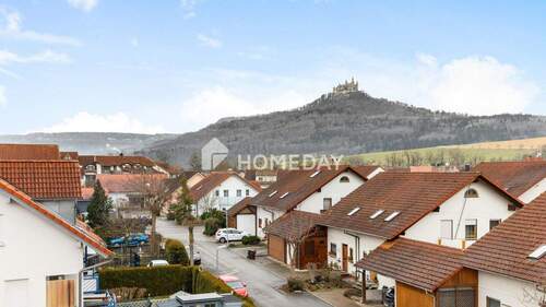 Ausblick - Blick auf die Burg Hohenzollern - Modern renovierte Dachgeschosswohnung mit Balkon und TG-Stellplatz
