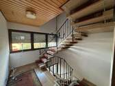 Hausflur EG mit Treppe in DG - 