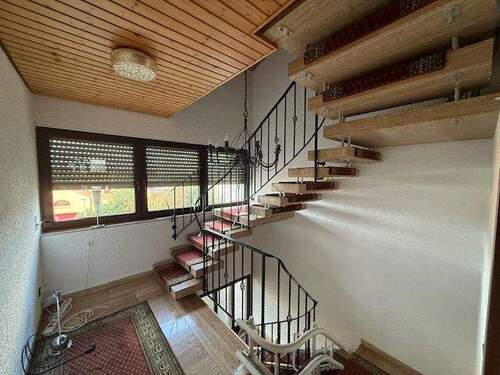 Hausflur EG mit Treppe in DG - 