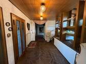 Flur EG mit Aufgang in Wohnbereich - 