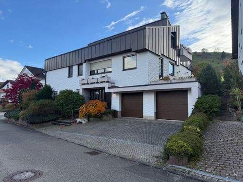 Hausvorder- u. -seitenansicht West - 9 Zimmer Einfamilienhaus in Kohlberg