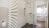 Tageslichtbadezimmer Obergeschoss mit walk in Dusche - 
