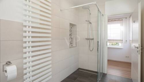 Tageslichtbadezimmer Obergeschoss mit walk in Dusche - 