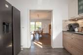 Küche mit angrenzendem Essbereich - 9 Zimmer Einfamilienhaus in Mörfelden-Walldorf / Mörfelden