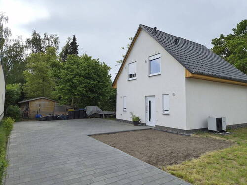 Hausansicht mit Parkplatz - Einfamilienhaus mit 90qm - Falkensee Falkenhöh - sehr ruhige Lage