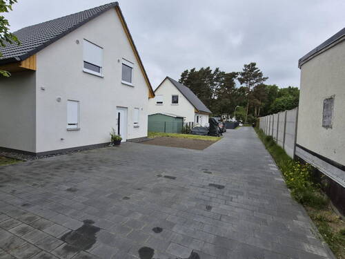 Hausansicht und Auffahrt - 4 Zimmer Einfamilienhaus zur Miete in Falkensee