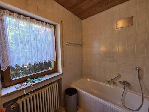 Bad mit Wanne u. WC EG - 