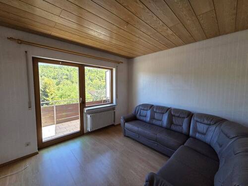 Wohnzimmer mit Balkonzugang EG - 