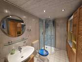 Bad mit Dusche u. WC UG - 