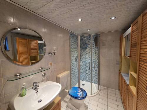 Bad mit Dusche u. WC UG - 