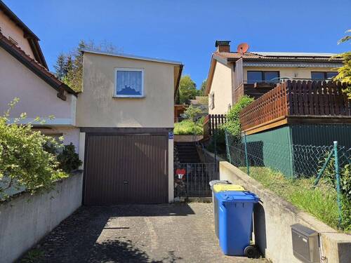 Garage mit zusätzlichem Platz zum Lagern im OG - 