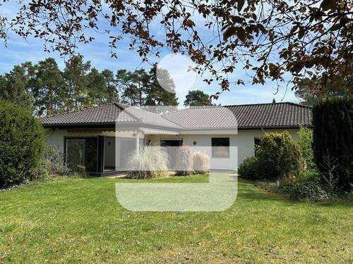 Titelbild Haus - Haus mit großem Grundstück in Bestlage...Bungalow in Kanalnähe in Alterlangen