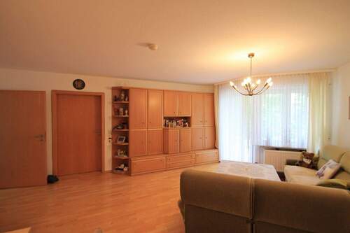 Wohnzimmer - Etagenwohnung mit 74,80 m² in Krumbach zum Kaufen