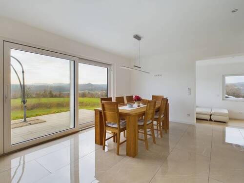 Essbereich zur Terrasse - 6 Zimmer Einfamilienhaus zum Kaufen in Gars am Inn