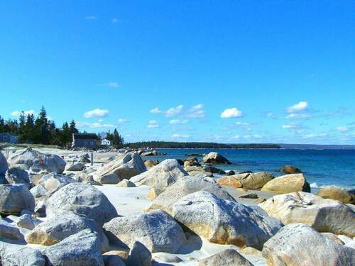Granitfelsen im weißen Sand - 