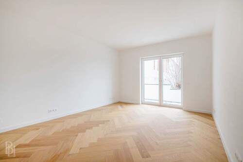 Wohnzimmer mit Balkon - 3 Zimmer Etagenwohnung in Berlin