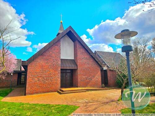 Blick auf den Haupteingang der Liegenschaft - Gelegenheit Nr. 34 Saalbau Kirche auf parkähnlichem Grundstück in Friedland (MV)