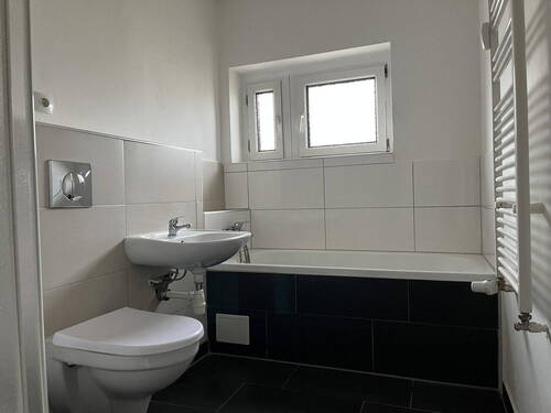 Bild 1 - 3-Raumwohnung mit modernem Badezimmer und Balkon