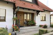 Eingangsbereich - 6 Zimmer Mehrfamilienhaus, Wohnhaus in Euerbach