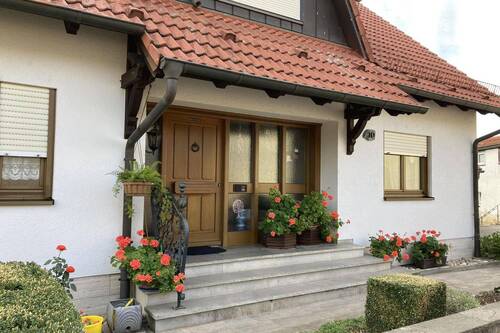 Eingangsbereich - 6 Zimmer Mehrfamilienhaus, Wohnhaus in Euerbach