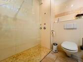 Bad mit ebenerdiger Dusche - 