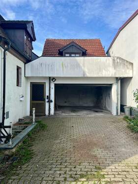 Ansicht Garage - 7 Zimmer Einfamilienhaus zum Kaufen in Stegaurach