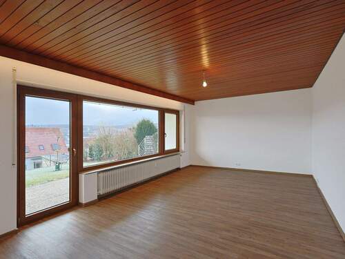 Wohnbereich mit großer Fensterfront - Frisch renovierte 3-Zimmer-Wohnung mit großer Sonnenterrasse, hochwertiger Ausstattung und Weitblick