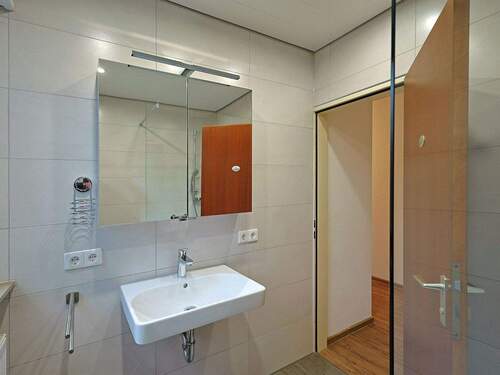 Modernes Tageslichtbad mit Dusche - Etagenwohnung mit 95,00 m&sup2; in Weissach zur Miete