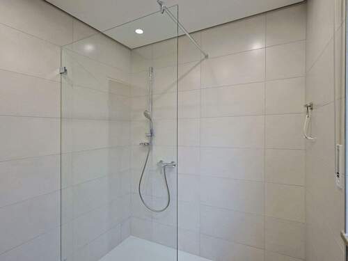 Große, bodentiefe Dusche - 