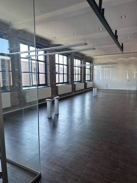 Büro mit Glastrennwänden - Loft-Büro am Mies van der Rohe Campus: Glasfaser, modern, flexibel, möbliert