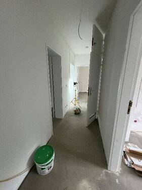 Blick von Wohnungseingangstür in Diele mit grauem PVC-Boden und weißen Wänden von dort sieht man die Zimmereingänge mit weißen Türrahmen - Etagenwohnung mit 67,10 m&sup2; in Meerbusch zur Miete