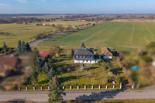 Drohnenansicht - 8 Zimmer Einfamilienhaus zum Kaufen in Stendal