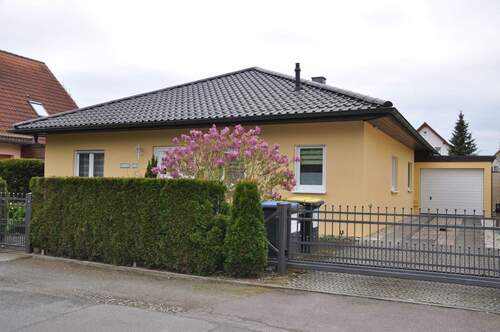 Straßenansicht.JPG - wunderschöner Bungalow mit idyllischen Garten