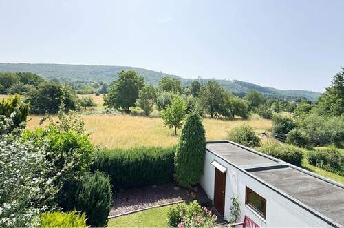 Aussicht - WOHNEN IM GRÜNEN - GROSSZÜGIGES EINFAMILIENHAUS MIT AUSBAUPOTENTIAL UND GROSSER GARAGE