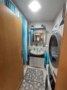 kleines Bad mit Wanne & Waschmaschinenanschluß - 