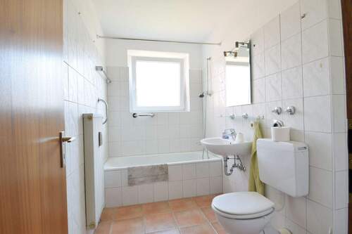 Helles Vollbad mit Fenster - 2 Zimmer Etagenwohnung in Lüneburg
