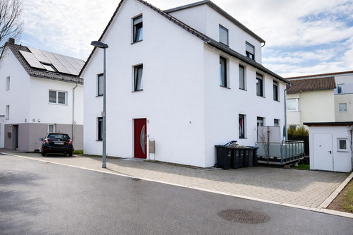 Haus Außenansicht - Attraktives Zweifamilienhaus in Steinenbronn - Wohnen & Investieren unter einem Dach