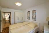 Schlafzimmer mit Blick durch die Wohnung - 
