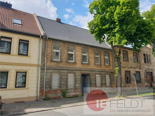 Außenansicht - 9 Zimmer Einfamilienhaus zum Kaufen in Güsten