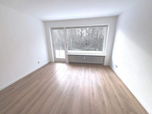 Wohnzimmer mit Balkon - 3 Zimmer Etagenwohnung zum Kaufen in Hamburg