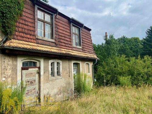 SO-Ansicht Wohnhaus - Platz für Ideen - Lagerfläche mit vier Garagen in ruhiger Lage mit Entwicklungspotential