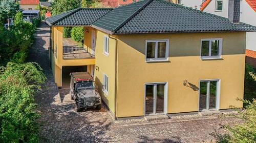 Hausansicht Gartenseite - Wohnen im Grünen mit Wassernähe - Traumhaus mit Potenzial zur Zweiteilung