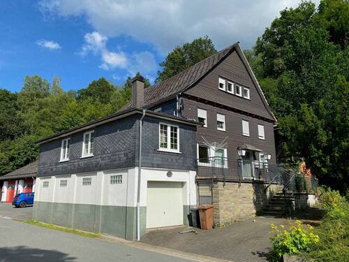 Straßenansicht mit Garage - Mehrfamilienhaus, Wohnhaus mit 230,00 m&sup2; in Bad Berleburg zum Kaufen
