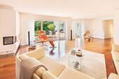 Wohnzimmer mit Terrassenzugang - Bungalow mit 249,30 m² in Gräfelfing zum Kaufen