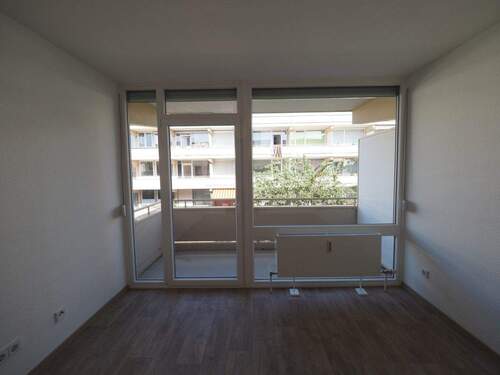 große Fensterfront - 1 Zimmer Etagenwohnung in Olching