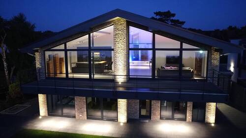 Hausansicht bei Nacht - 4 Zimmer Etagenwohnung zum Kaufen in Glowe